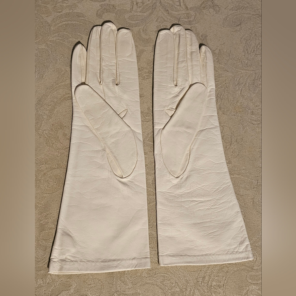 Women's leather gloves